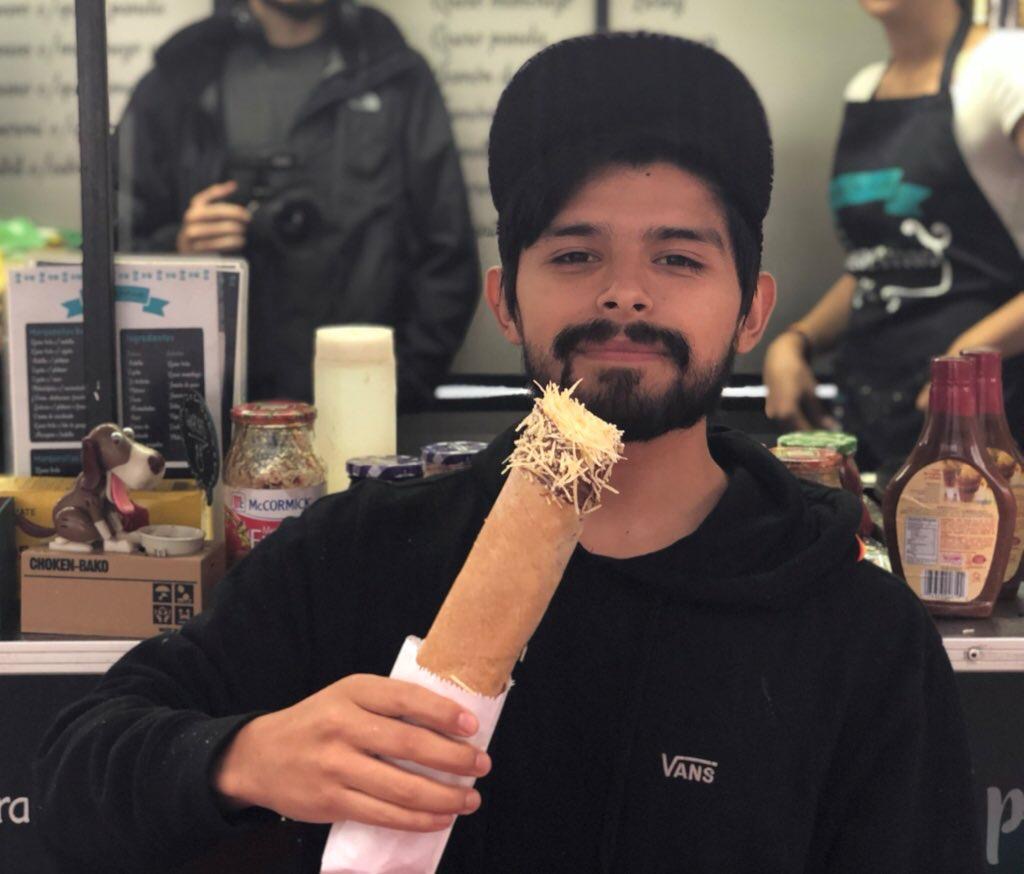 Cliente disfrutando una marquesita